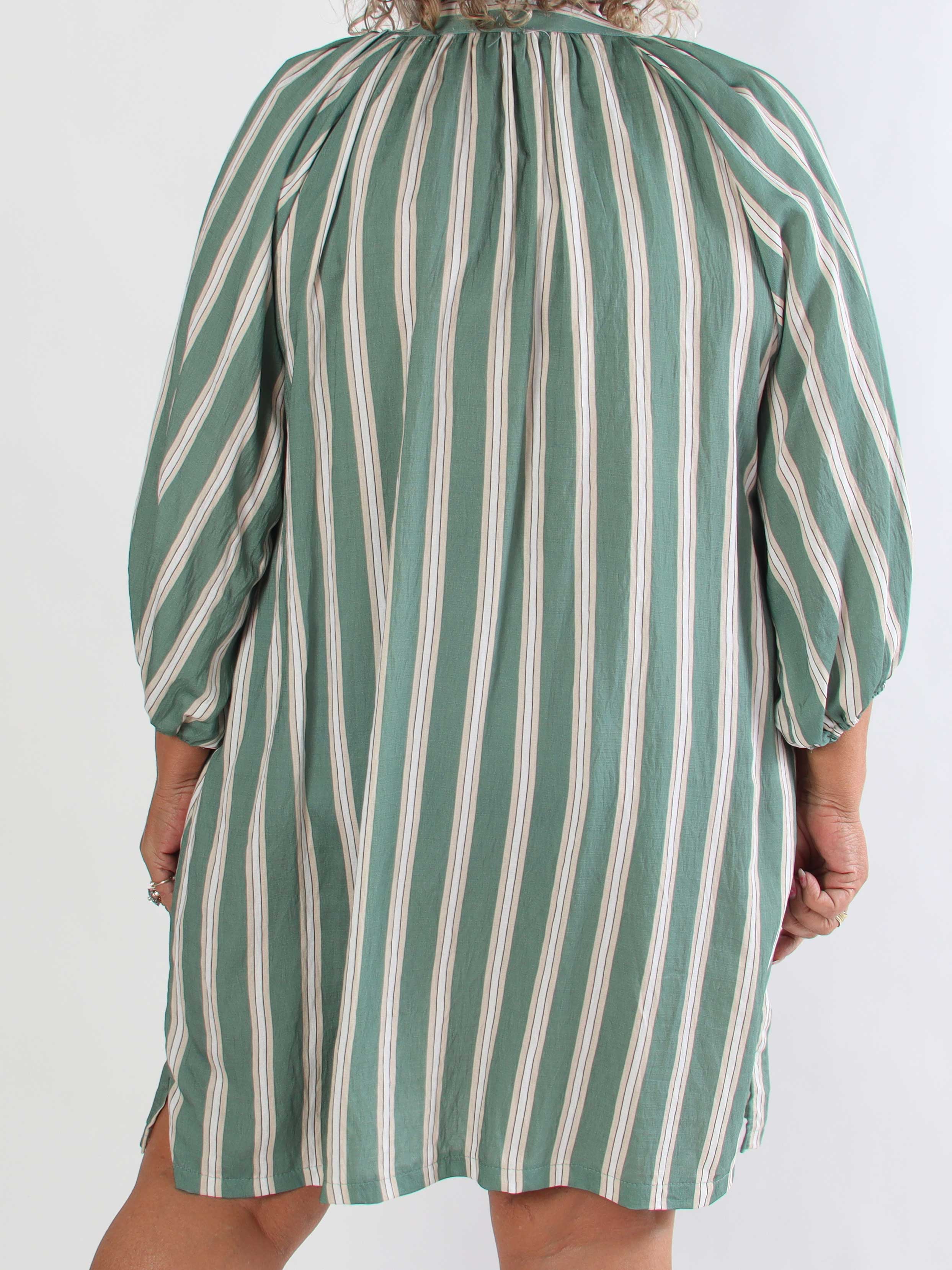 Amidala - Stribet plus size kjole i let viskoseblanding med smukke ballonærmer